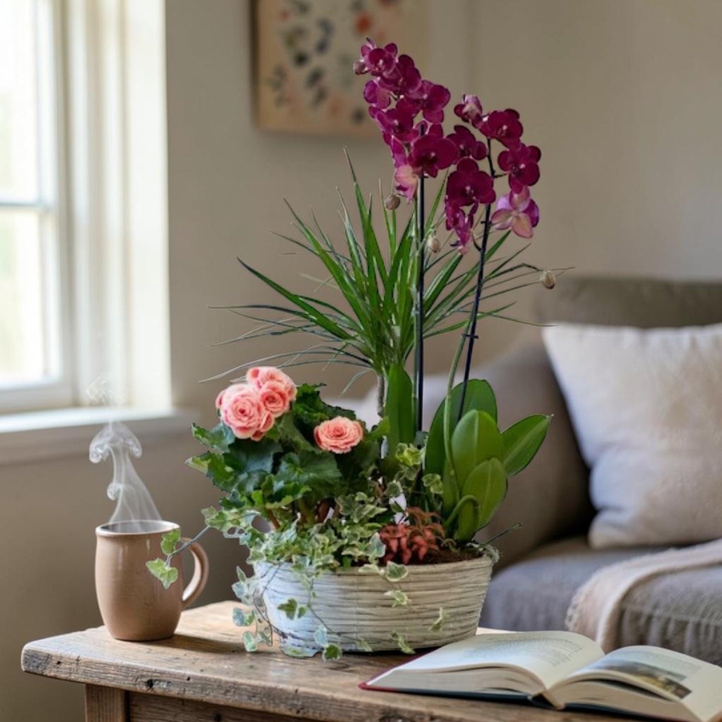 Cesta de plantas con orquídea sobre mesa de salón - Floristería Peregrina Pontevedra