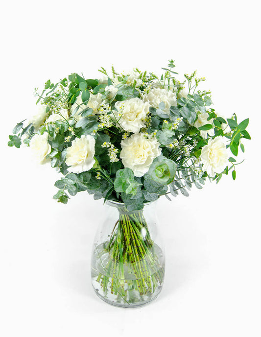 Ramo de claveles blancos con eucalipto y panícula en jarrón - Floristería Peregrina Pontevedra
