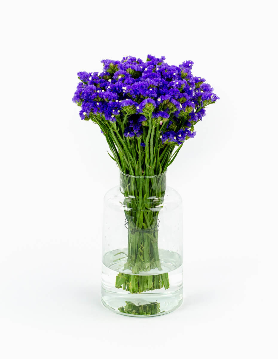 Ramo de estátice violeta en jarrón de cristal - Floristería Peregrina