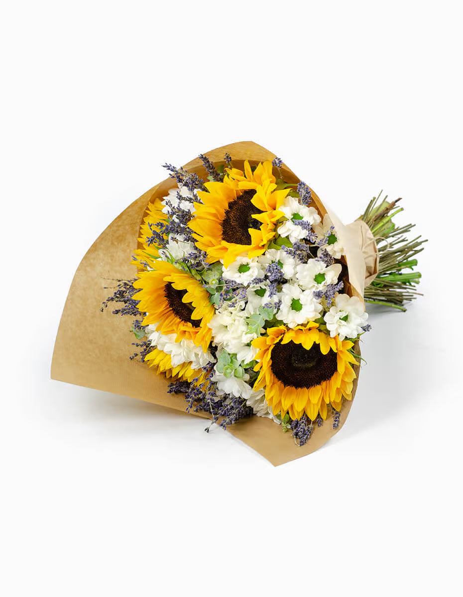 Ramo de girasoles con lavanda y margaritas envuelto en papel kraft - Floristería Peregrina Pontevedra