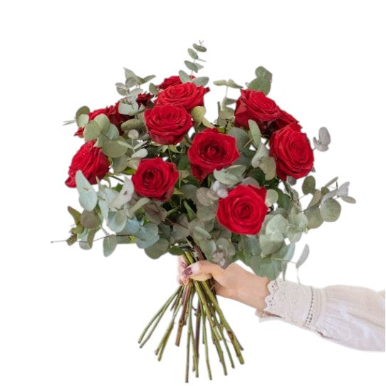 Detalle rosas rojas premium con eucalipto - Floristería Peregrina