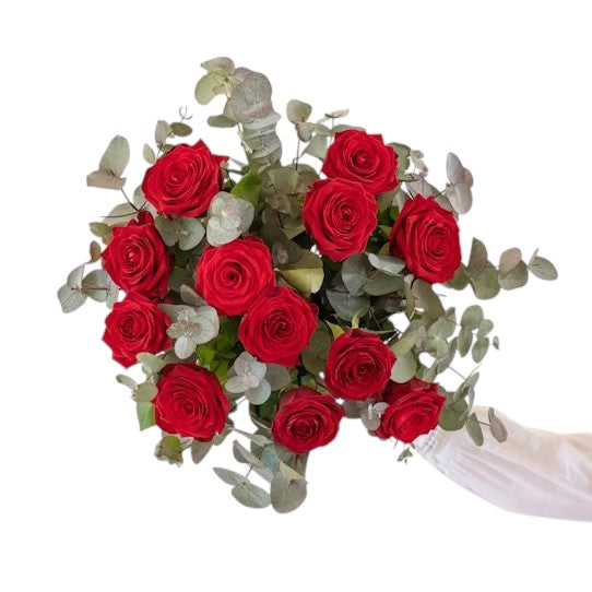 Vista superior ramo de rosas rojas con eucalipto - Floristería Peregrina