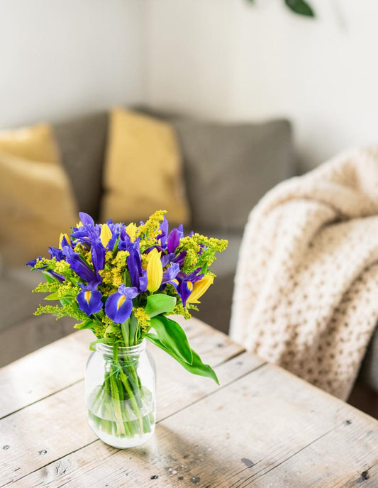 Ramo de Tulipanes Amarillos e Iris Azules con Solidago