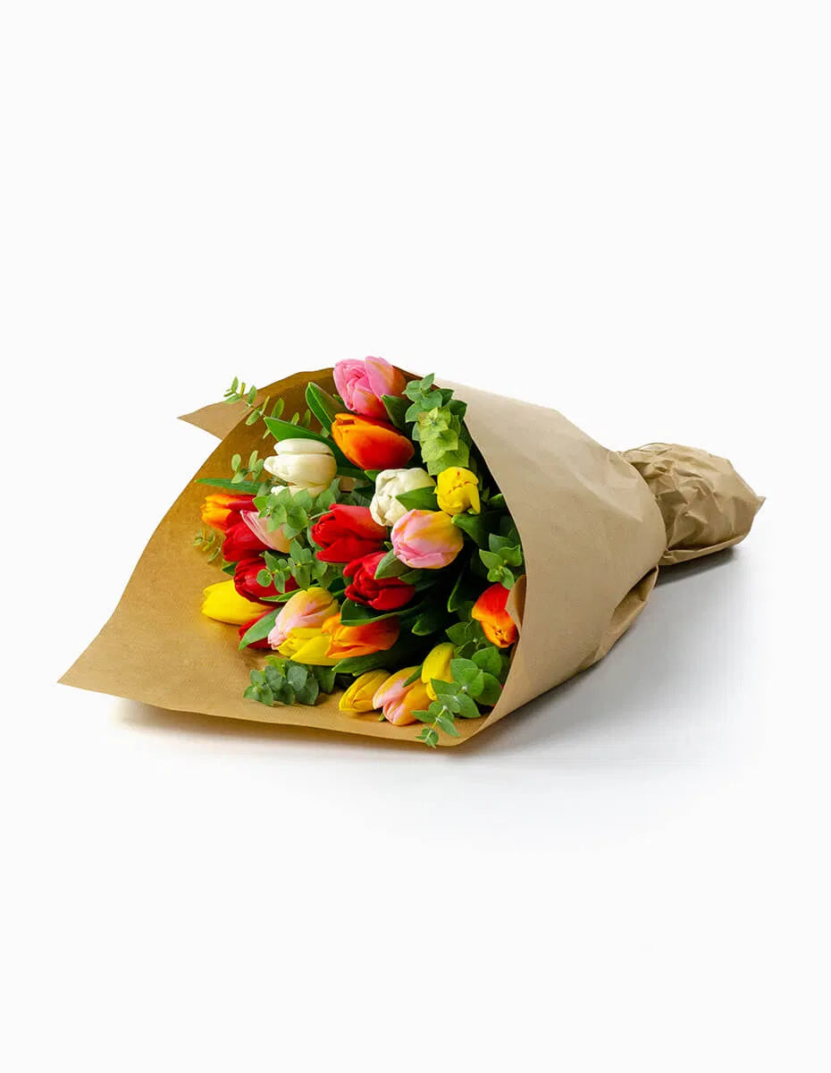 Ramo de tulipanes multicolor envuelto en papel kraft para regalo - Floristería Peregrina