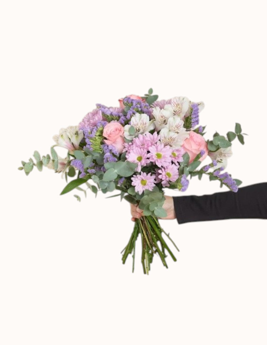 Ramo variado de temporada sostenido en mano - Floristería Peregrina Pontevedra